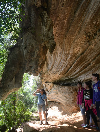 Desandando senderos de montaña se llega al Salto del Caburní, una preciosidad de la naturaleza del Gran Parque Natural Topes de Collantes, en Sancti Spíritus, Cuba Desandando senderos de montaña se llega al Salto del Caburní, una preciosidad de la naturaleza del Gran Parque Natural Topes de Collantes, en Sancti Spíritus, Cuba