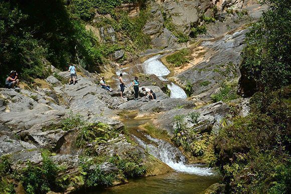 Desde el Salto del Caburní, una preciosidad de la naturaleza del Gran Parque Natural Topes de Collantes, desde la montaña bajan limpias y frescas las aguas. Desde el Salto del Caburní, una preciosidad de la naturaleza del Gran Parque Natural Topes de Collantes, desde la montaña bajan limpias y frescas las aguas.
