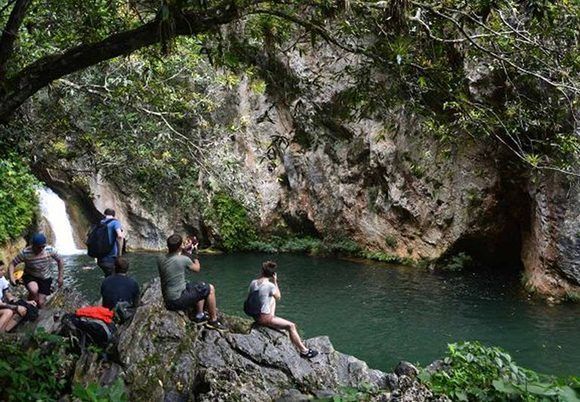 La piscina natural del Caburní es otra de las atracciones para quienes visitan el Gran Parque Natural Topes de Collantes. La piscina natural del Caburní es otra de las atracciones para quienes visitan el Gran Parque Natural Topes de Collantes.