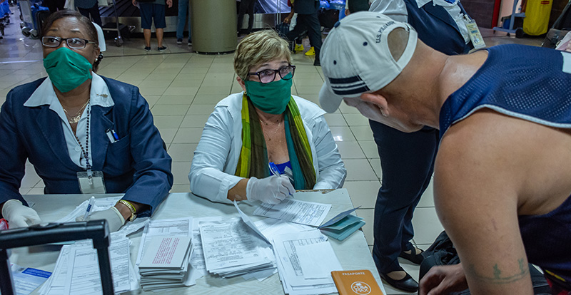 Viajeros atendidos por el personal médico en el Aeropuerto Internacional José Martí Viajeros atendidos por el personal médico en el Aeropuerto Internacional José Martí