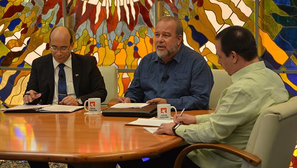 Gobierno cubano amplía y extrema medidas para enfrentar la COVID-19, y las informa en el espacio de la Mesa Redonda. Foto: @PresidenciaCuba Gobierno cubano amplía y extrema medidas para enfrentar la COVID-19, y las informa en el espacio de la Mesa Redonda. Foto: @PresidenciaCuba