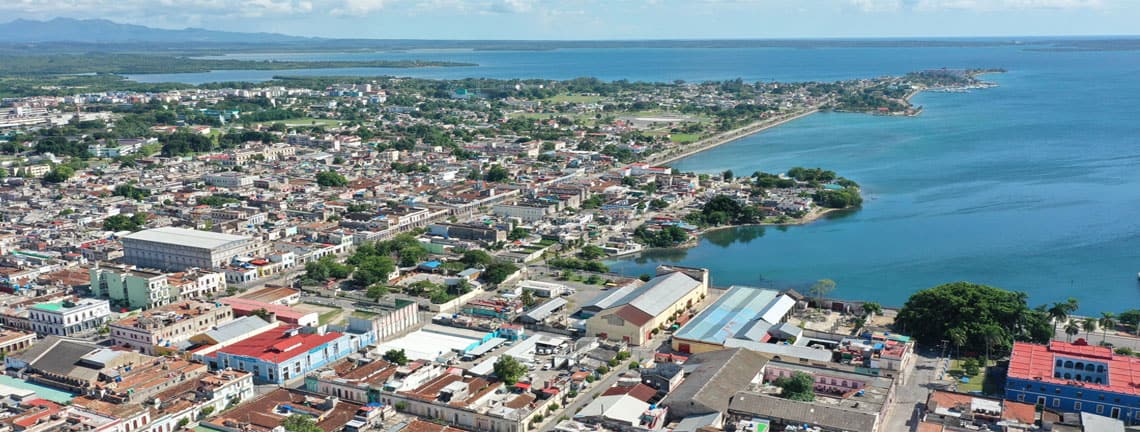 Bahía y ciudad de Cienfuegos, Cuba Travel