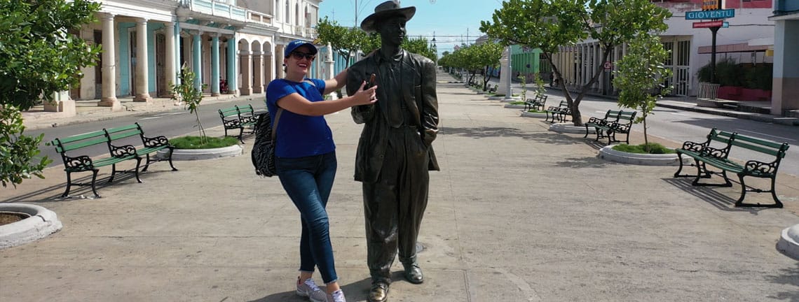 Eine Gruppe vor Benny Moré Statue im Prado, Cienfuegos, Cuba Travel