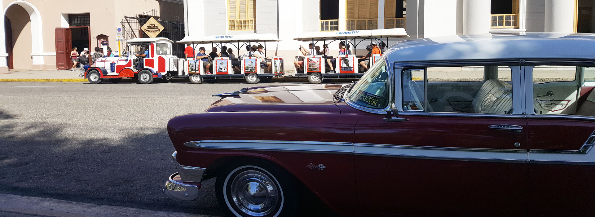Touristenzug. Cienfuegos. Cuba Travel