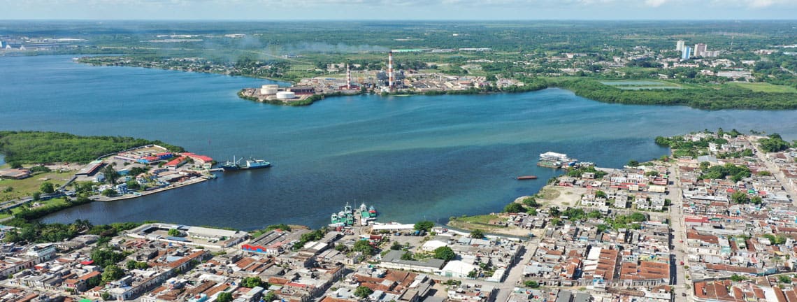 Zone industrielle 1, Baie de Cienfuegos , Cuba Travel