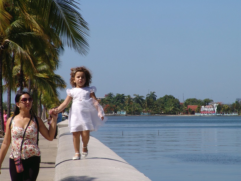 Niña y su madre paseando por malecón.Cienfuegos.CubaTravel