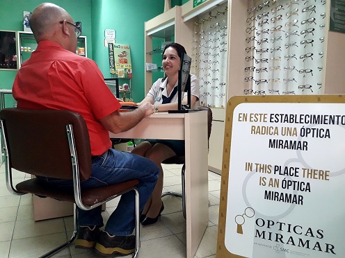 Paciente en Optica Miramar.Cienfuegos.CubaTravel Paciente en Optica Miramar.Cienfuegos.CubaTravel